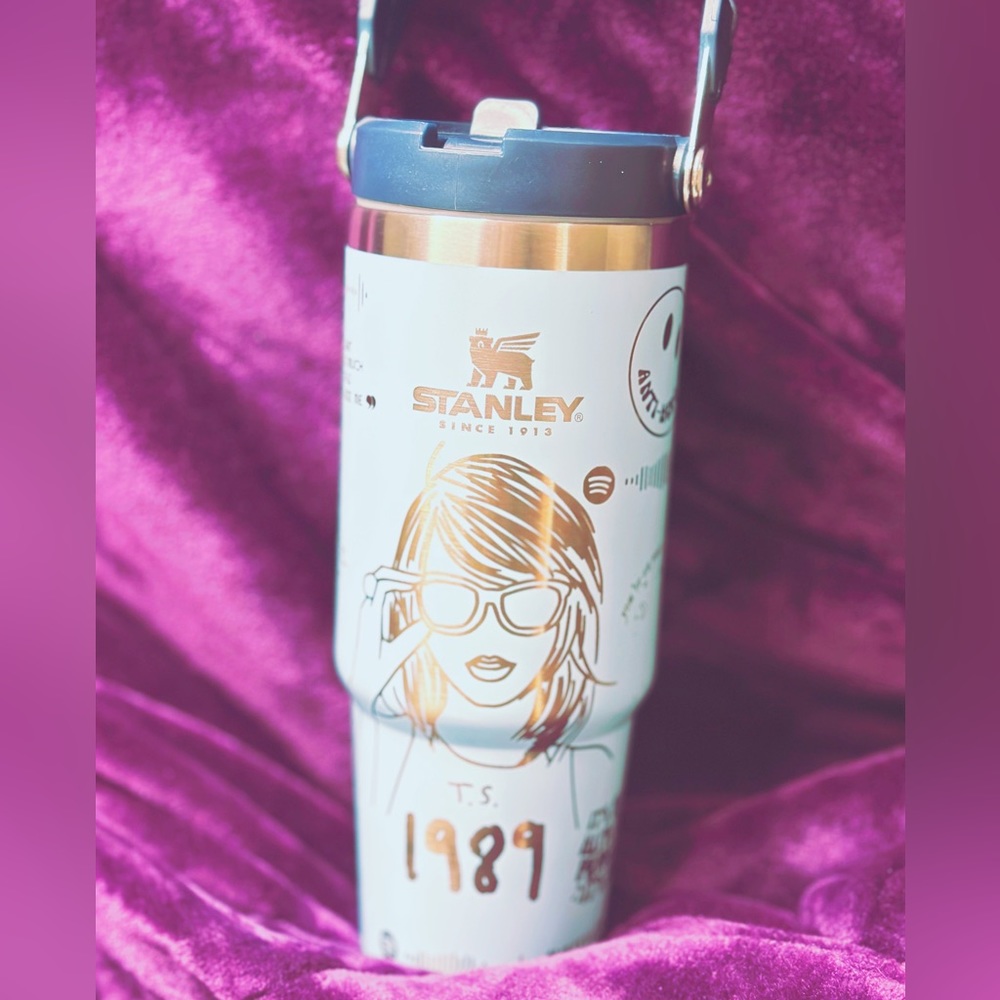 30oz Stanley flip top NWT custom engraved
Taylor Swift